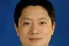 他，温州医科大李晟，50岁，家中长子，父子三均为医生图片