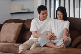 离异女老板叫我假装她男朋友，谁知道她爸妈让我们睡一间房图片
