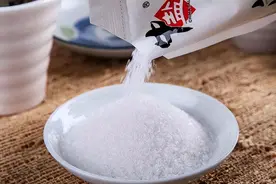 一斤盐放入一斤水中，为何得不到两斤总重？爱因斯坦：质量即能量图片