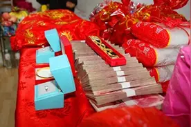 30万彩礼被拒，男友分手娶了她人，女孩崩溃流泪：我只想要个态度图片