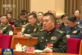 “两会”坐在将军前面开会的战士，都是来自基层代表！图片