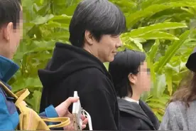 祖峰刘天池云南度假，夫妻俩逛公园被偶遇，祖峰头发都花白了图片