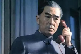 他是周总理特型演员，演总理人戏不分，邓颖超泪奔：恩来你回来了图片