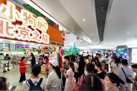 引入达菲和朋友们快闪店、上演“百人玩水大战”……商场越“会玩”，消费者越爱去图片