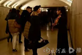 我在海外当博主2 |重庆女孩法国街头用小提琴演奏中国乐曲，有人翩翩起舞，有人泪流满面……图片