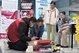 想成为“现场急救员”？来苏州地铁站现学现考图片