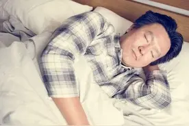 55岁以后，老年夫妻分床睡，有三大坏处。图片