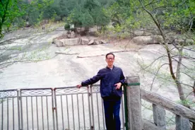 松石为骨 清泉为心 他与泰山结缘为泰山写诗 深情诉诸笔端图片