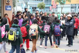 小学生接送，初中生接送，就连高中生都要接送，这说明了什么？图片