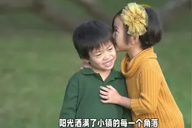 亲情的力量：1岁弟弟守在家门口接3岁姐姐放学图片