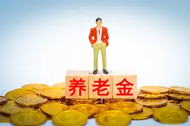 养老金好消息！2025年将调整，企退涨4%，事退涨2%，可行吗？图片