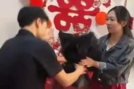 男子下跪献花被女子伸腿拦，真相令人男人们羡慕图片