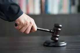 小车冲闯道闸升降杆被砸到 车主家属要说法却被他车撞伤，物业公司要担责吗？ 律师：物业已尽到了安全保障义务图片