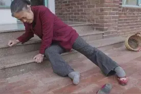 老人为什么一摔就活不长？很扎心的现实问题。图片