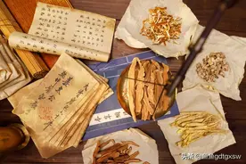 老人言；看到路边倒的药渣，尽量不要踩，别怨没告诉你！图片