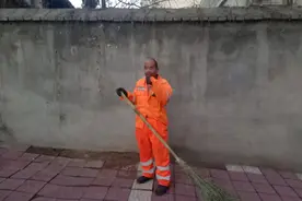 临潼秦陵北路兴盛巷，大年初二，最普通劳动者，真诚地向你致敬！图片