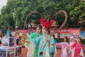 中外青少年在科学城体验川剧之美图片