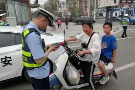 电动车接娃被罚，明确了！这4类电动车不能“带娃”，车主注意图片