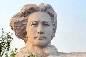 橘子洲头伟人雕像维护后，发现不同角度看伟人表情和神态完全不同图片