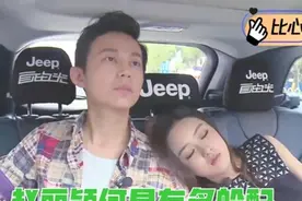 赵丽颖何炅嘴对嘴亲吻照被扒出，场面咋舌，知情人称并非隔着玻璃图片