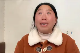 “还过个屁年！” 女子照顾父亲崩溃的瞬间，让4400万人看到自己！图片