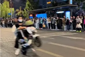济南多名摩托车手深夜“炸街”飙车放烟花，有人爬公交站台顶棚跳舞，警方：现场抓捕图片