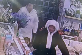 3岁女童被父亲和同居女友殴打致死，生母曝光作案情节：发现孩子尿床，她用数据线抽打……图片