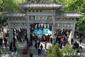 济南千佛山上新观光摆渡车，景区“导游观光专线”开启试运行图片