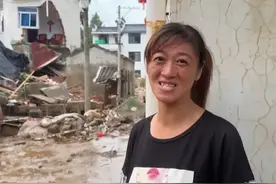 记者采访歙县被冲走夫妇儿媳时质疑其面带笑容，评论区批评炸了！图片