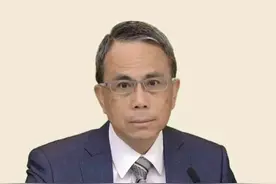 60岁李泽钜近照曝光，两鬓斑白双眼呆滞，抗压能力不如女儿李思德图片