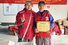 任劳任怨16年，曾被刘强东承诺送房，“001号快递员”如今怎样？图片