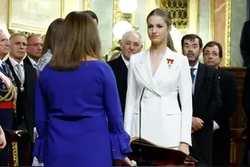 西班牙公主今日满18岁！到国会宣誓效忠父王，穿纯白裤装英姿飒爽图片