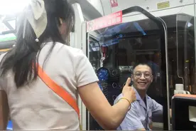 太原公交司机变向导 车厢内歌声萦绕图片