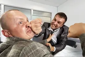 世界上最不要脸的逻辑:我可以打你，但你不能还手，还手就是互殴图片