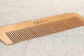 家里有这3种梳子留心，尽早扔掉，尤其是第3种，提醒家人图片