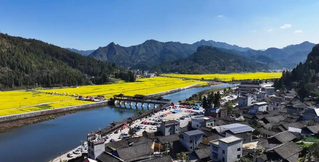 贵州梵净山脚下的避暑秘境，一站式体验荷海、竹海、溶洞、漂流