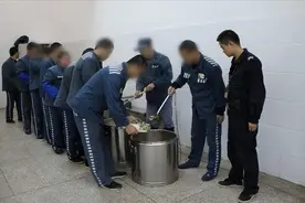 监狱生活同样“朝九晚五”，八小时工作制，能自由活动还能双休！图片