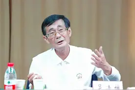 退休后搞慈善的吴清雄，被开除党籍图片