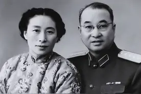 46年，17岁上海小伙找到28岁傅涯，哭诉道：阿姨，我是陈赓的儿子图片