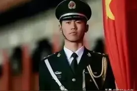天安门最帅升旗手张自轩转业后，辞去安置的新工作，转型新路线图片