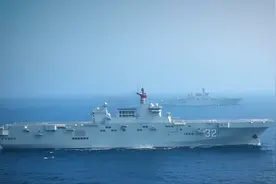 4万吨大舰进入台东，052D近百枚导弹掩护，解放军演练虎口拔牙？图片