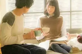 “一个女人，她越是不主动联系你，你越是要做好两件事“图片