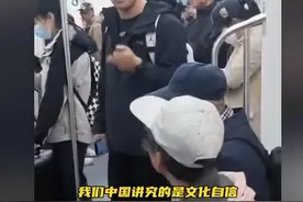 年轻小伙狂喷大妈传播外国文化信仰,场面一度失控!网友:做得好!图片