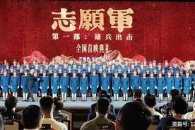 北京将后合唱团在《志愿军 雄兵出击》首映典礼演唱《英雄赞歌》图片