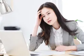 一个女人，有这3个表现，不是“作，”而是害怕失去你图片