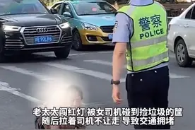 离谱！80岁老人闯红灯被交警劝阻,转身朝交警撒气,热心群众帮解围图片