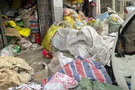 小区人行道成了废品回收“中转站”！已被责令整改｜融媒问政图片