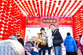 北京龙潭庙会时隔4年再开放，市民“上好闹钟来赶会”图片