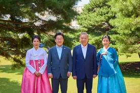 越南第一夫人在韩国换上韩服了！李在明夫人粉白配好嫩，大比拼啊图片