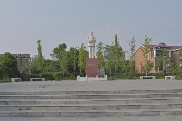 新密市任岗村，村民集资建了一个广场，上面矗立着白色的伟人塑像